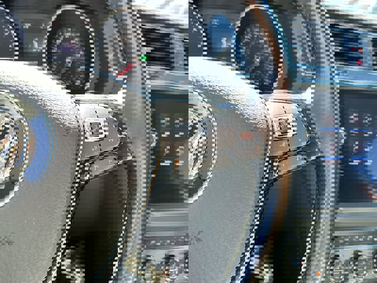 Used 2019 Volkswagen Tiguan SE w/ Panoramic Sunroof Package image 30