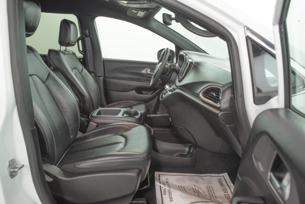 Used 2025 Chrysler Pacifica Select FWD image 17