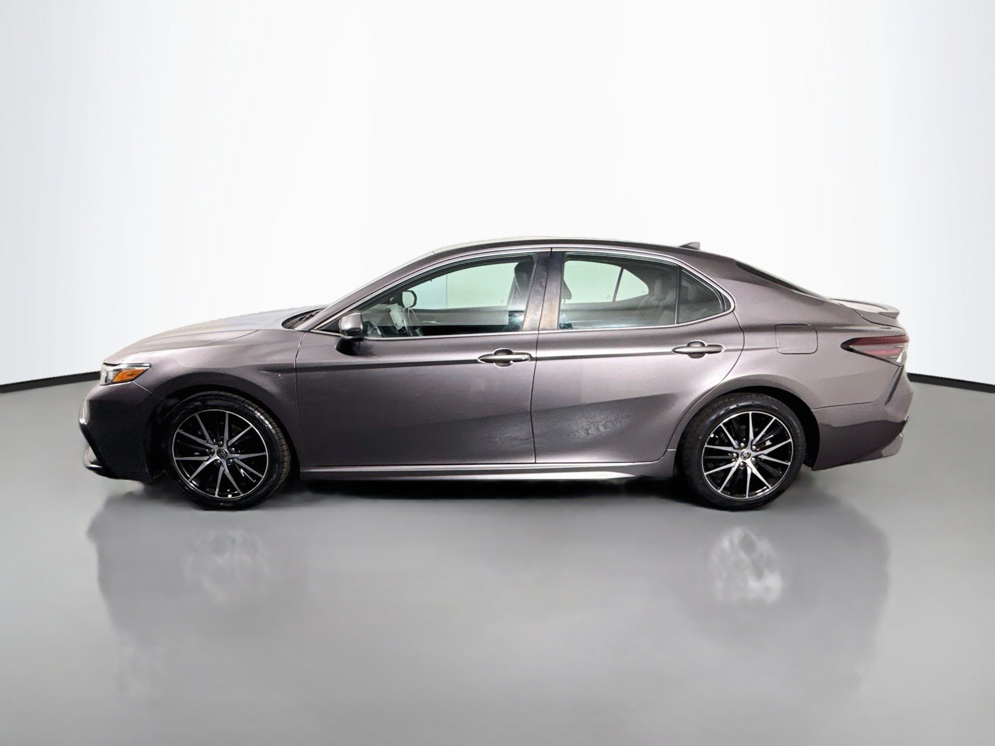 Used 2021 Toyota Camry SE w/ Carpet Mat Package (TMS) FWD image 6