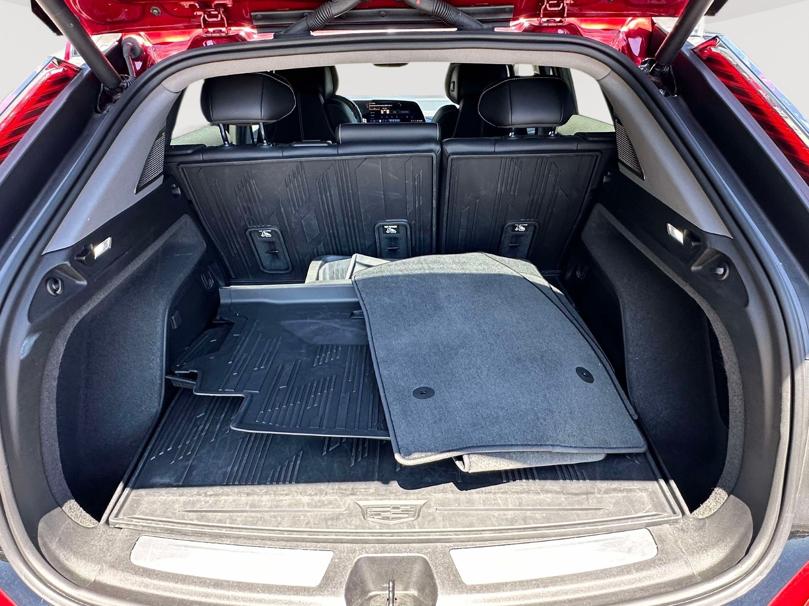 Used 2025 Cadillac Optiq Sport 2 w/ LPO, Floor Liner Package AWD/4WD image 31