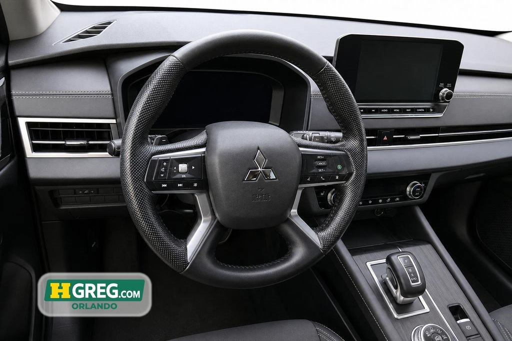 Used 2023 Mitsubishi Outlander SE FWD image 11