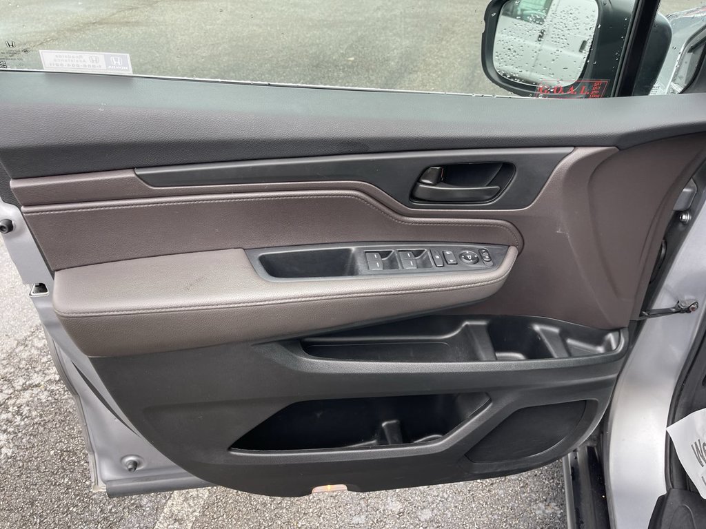 Used 2023 Honda Odyssey EX image 3