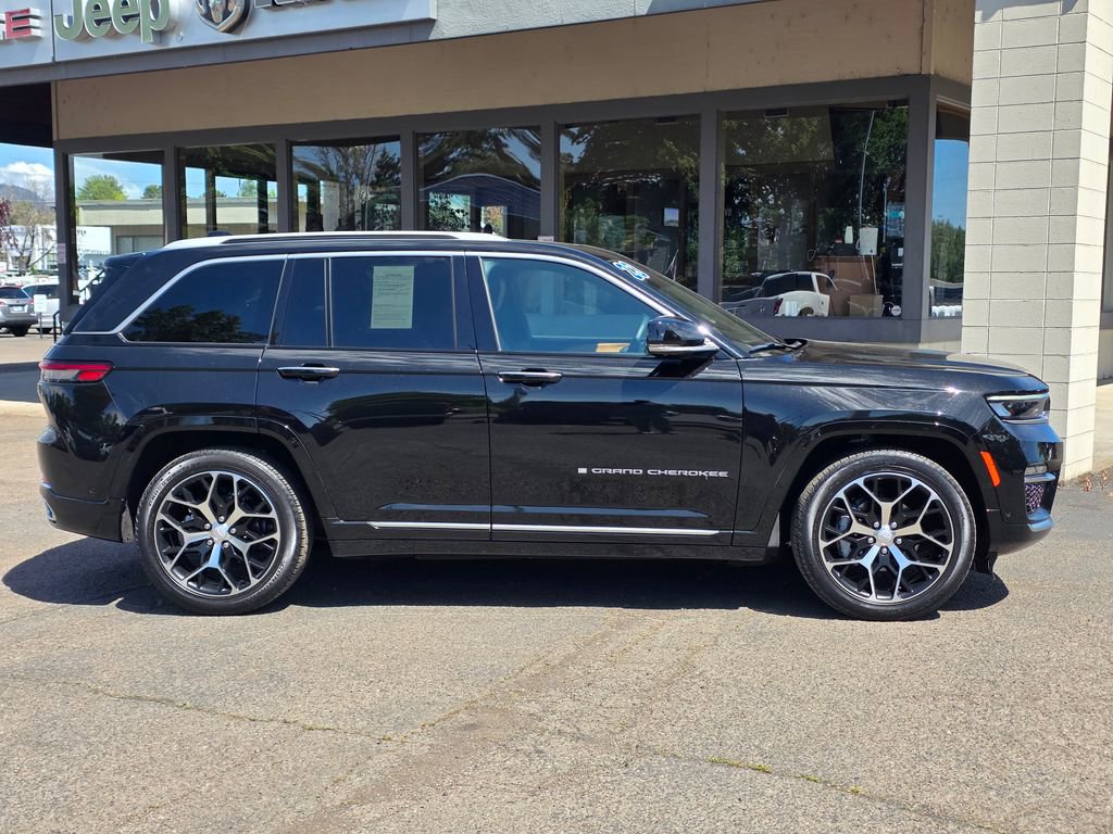 Used 2023 Jeep Grand Cherokee Summit AWD/4WD image 8