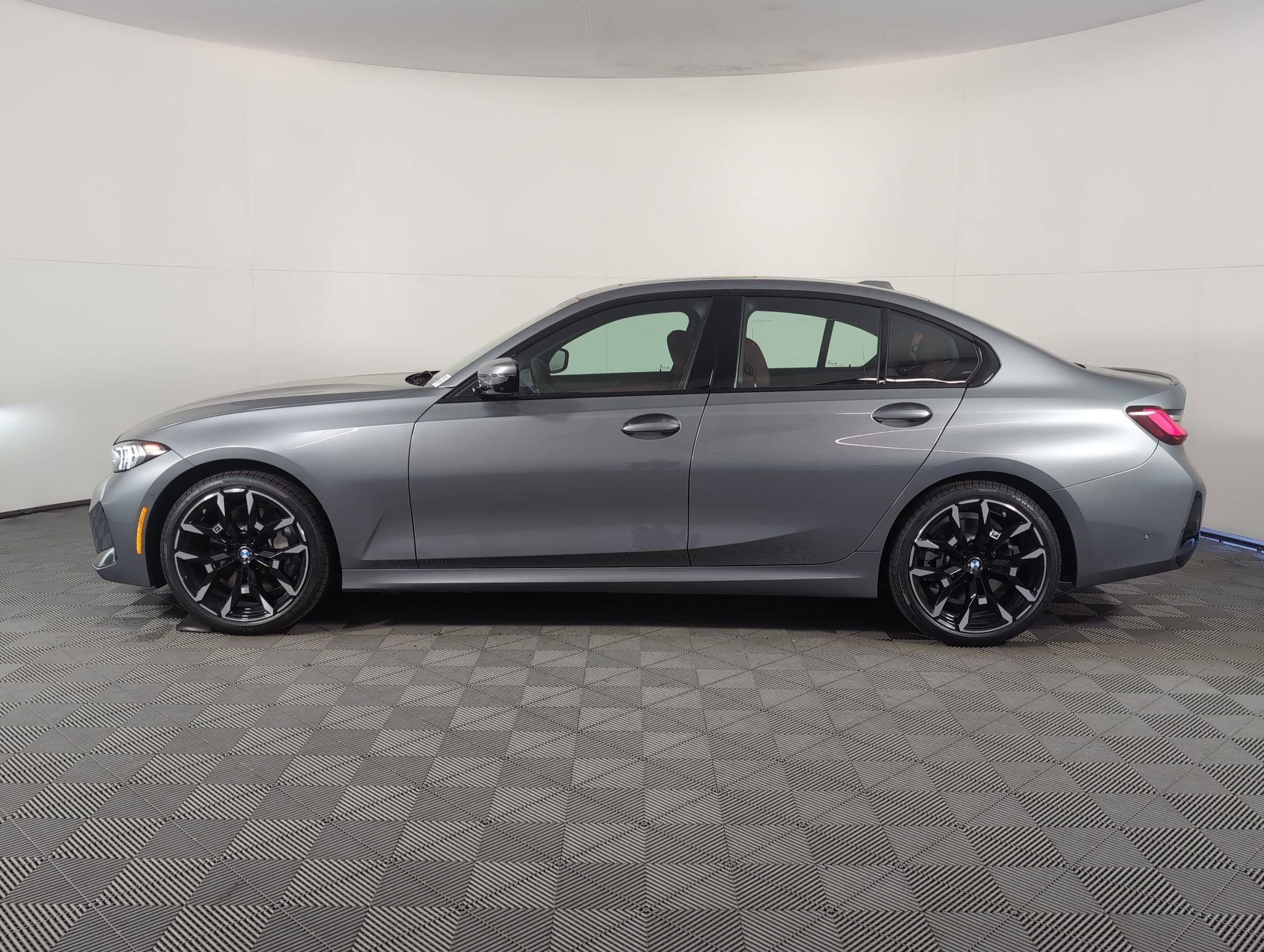 Used 2026 BMW 330i Sedan w/ M Sport Package image 2