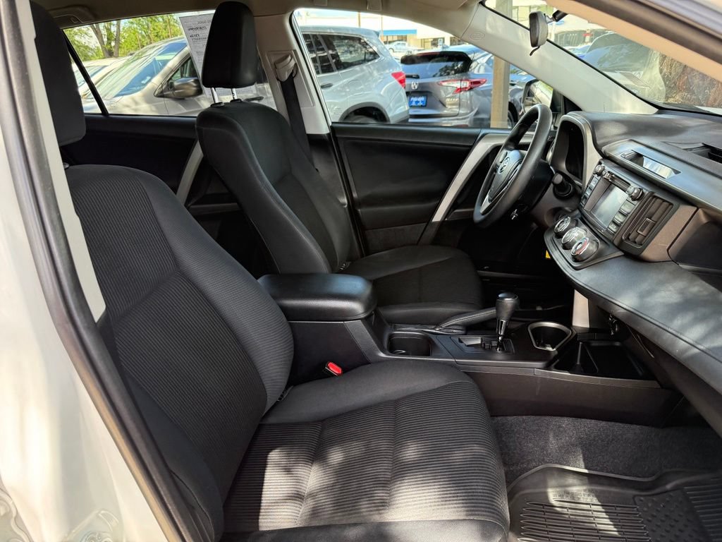 Used 2016 Toyota RAV4 LE AWD/4WD image 18