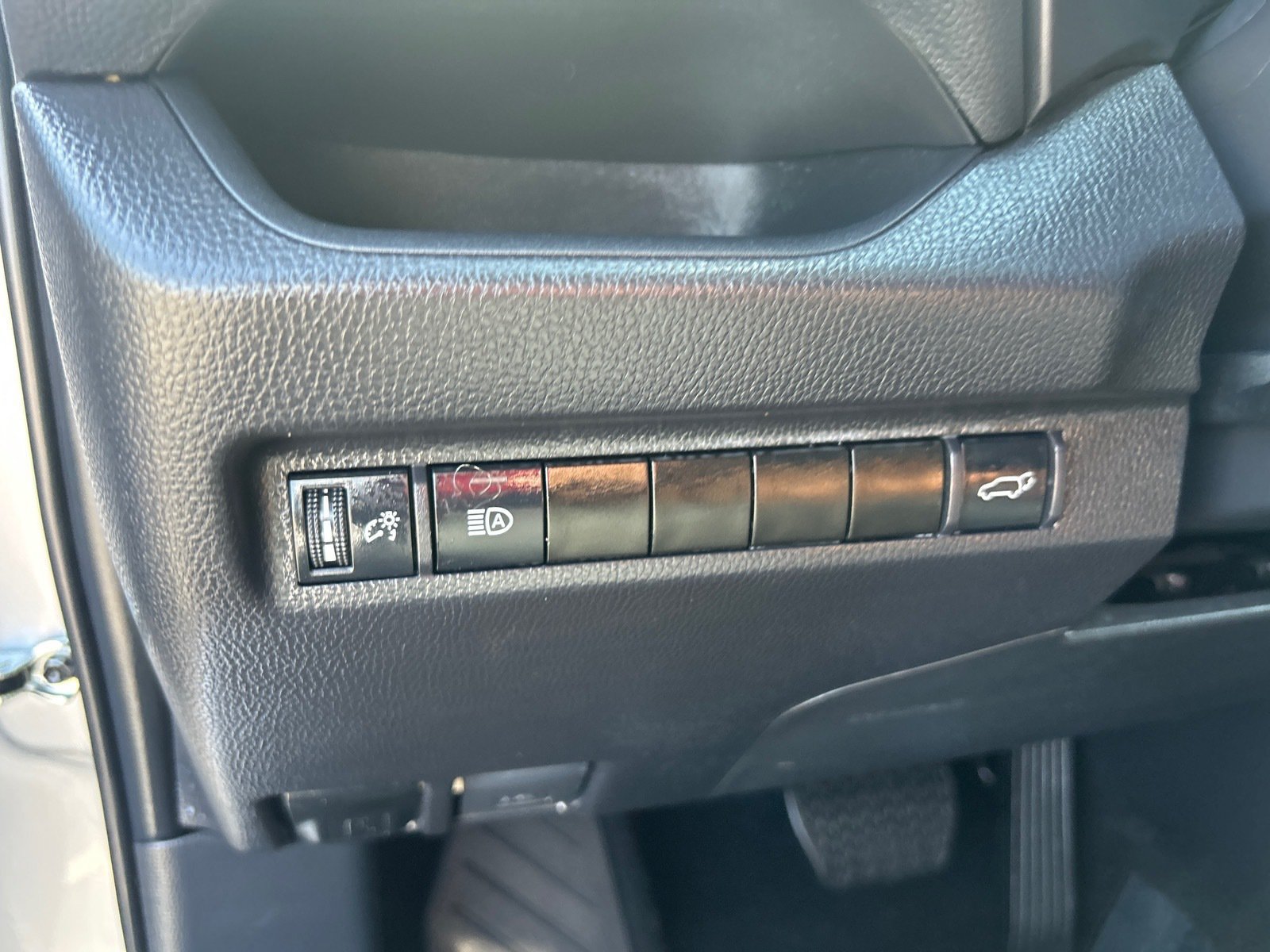 Used 2025 Toyota RAV4 XLE Premium AWD/4WD image 31