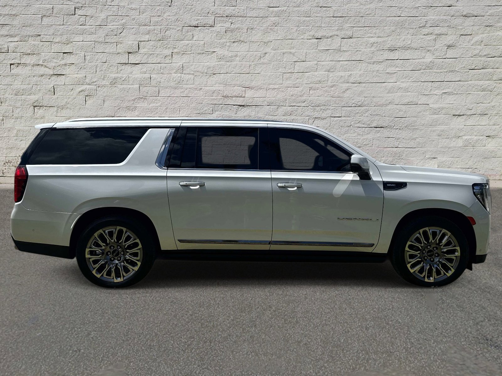 Used 2023 GMC Yukon XL Denali Ultimate AWD/4WD image 6