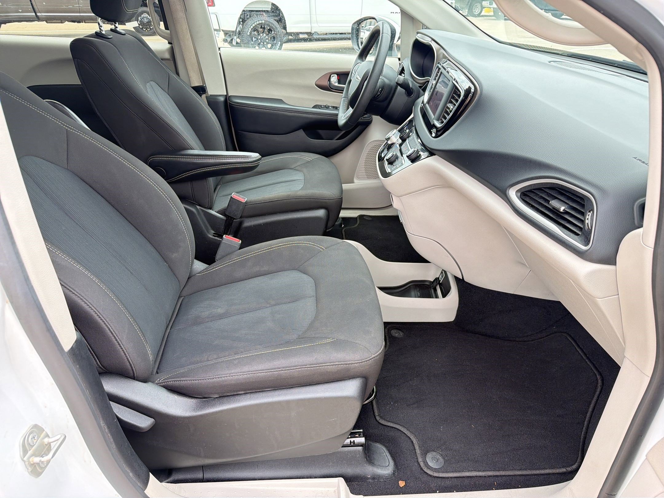 Used 2023 Chrysler Voyager LX image 29