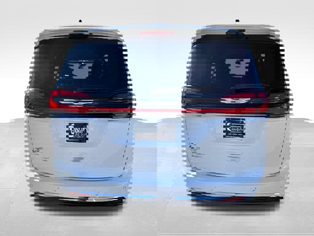 Used 2024 Chrysler Pacifica Touring-L image 4