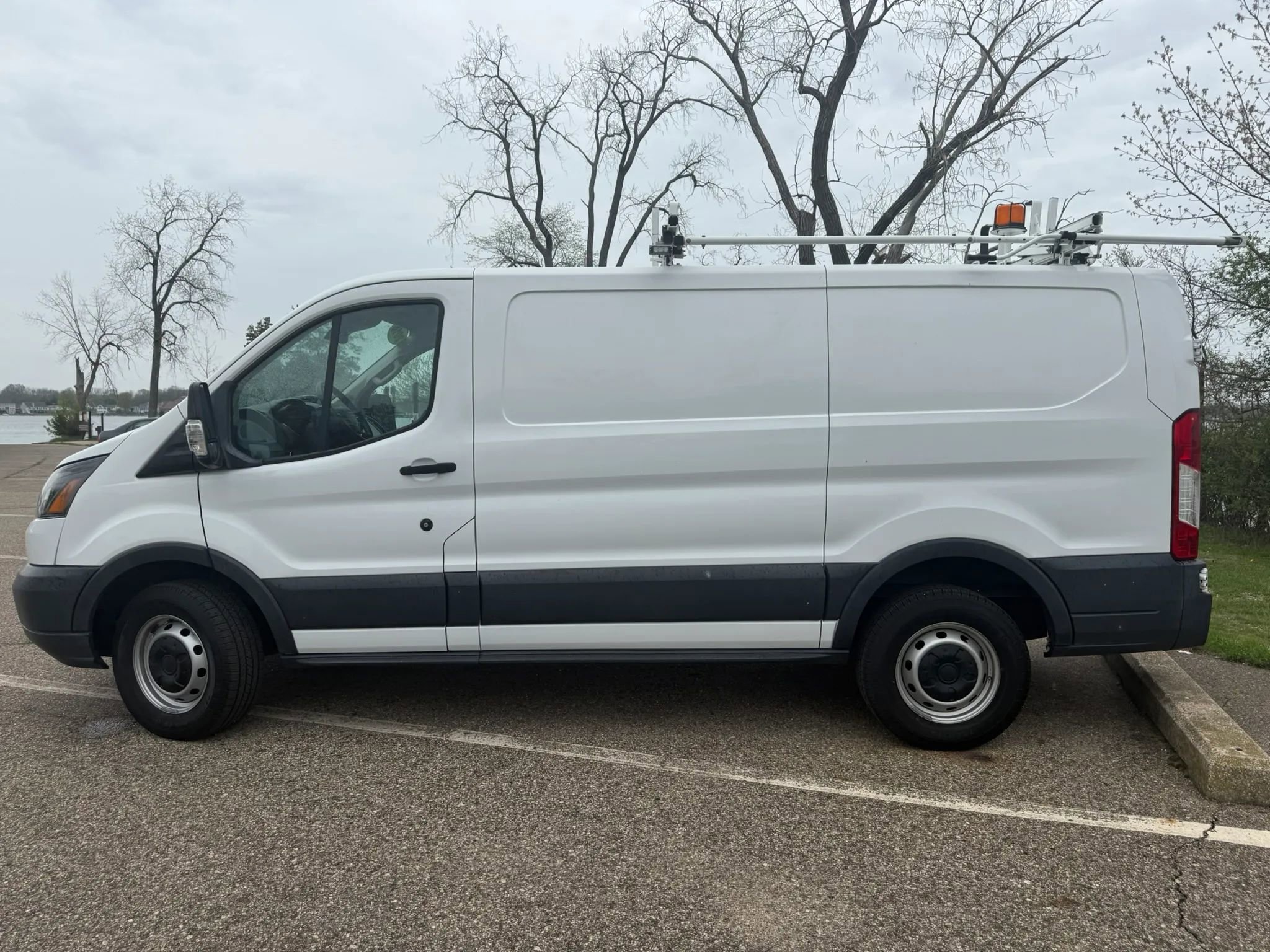 Used 2016 Ford Transit 250 130 Low Roof RWD image 8