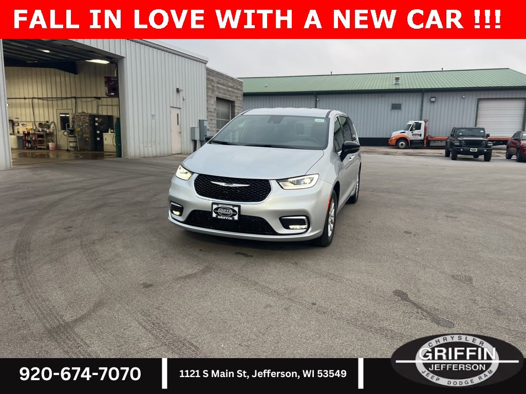 New 2026 Chrysler Pacifica Select image 3