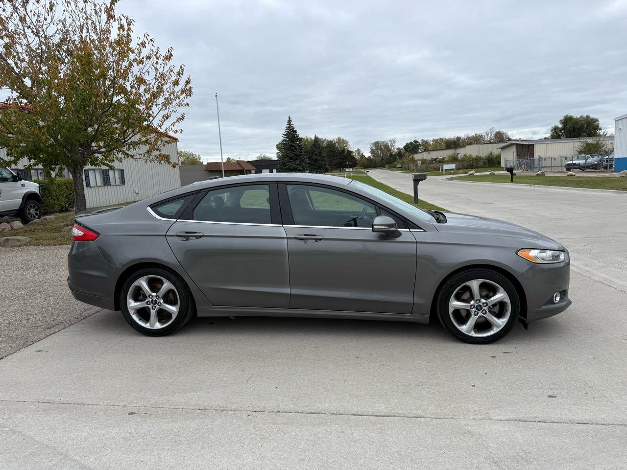 Used 2014 Ford Fusion SE w/ Equipment Group 201A FWD image 4