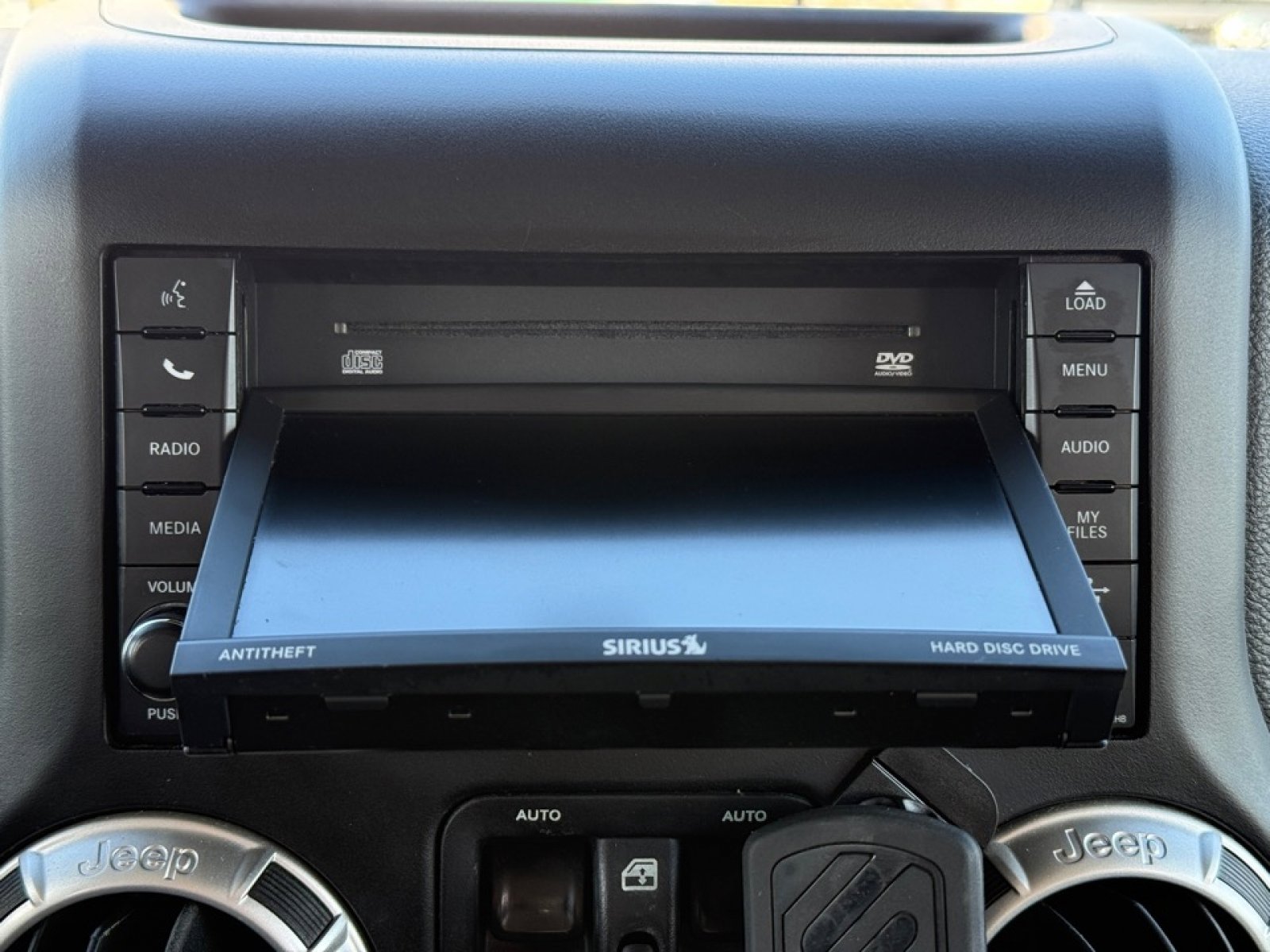 Used 2018 Jeep Wrangler Unlimited Sahara w/ Connectivity Group image 28