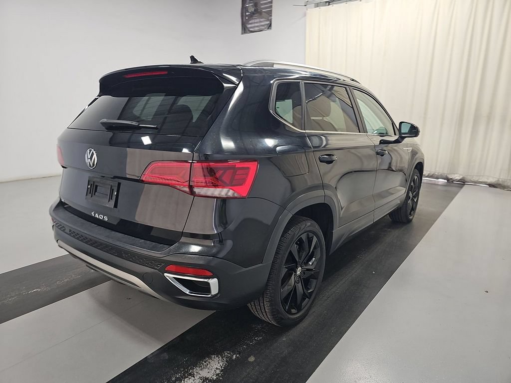 Used 2022 Volkswagen Taos SE FWD image 3