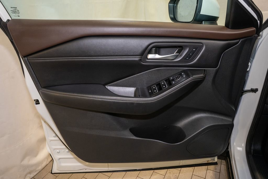 Used 2022 Nissan Rogue SL w/ SL Premium Package image 13