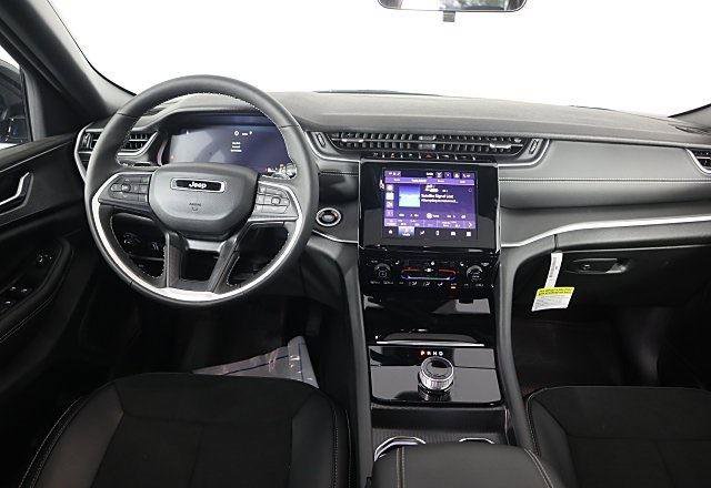 New 2025 Jeep Grand Cherokee Altitude image 9