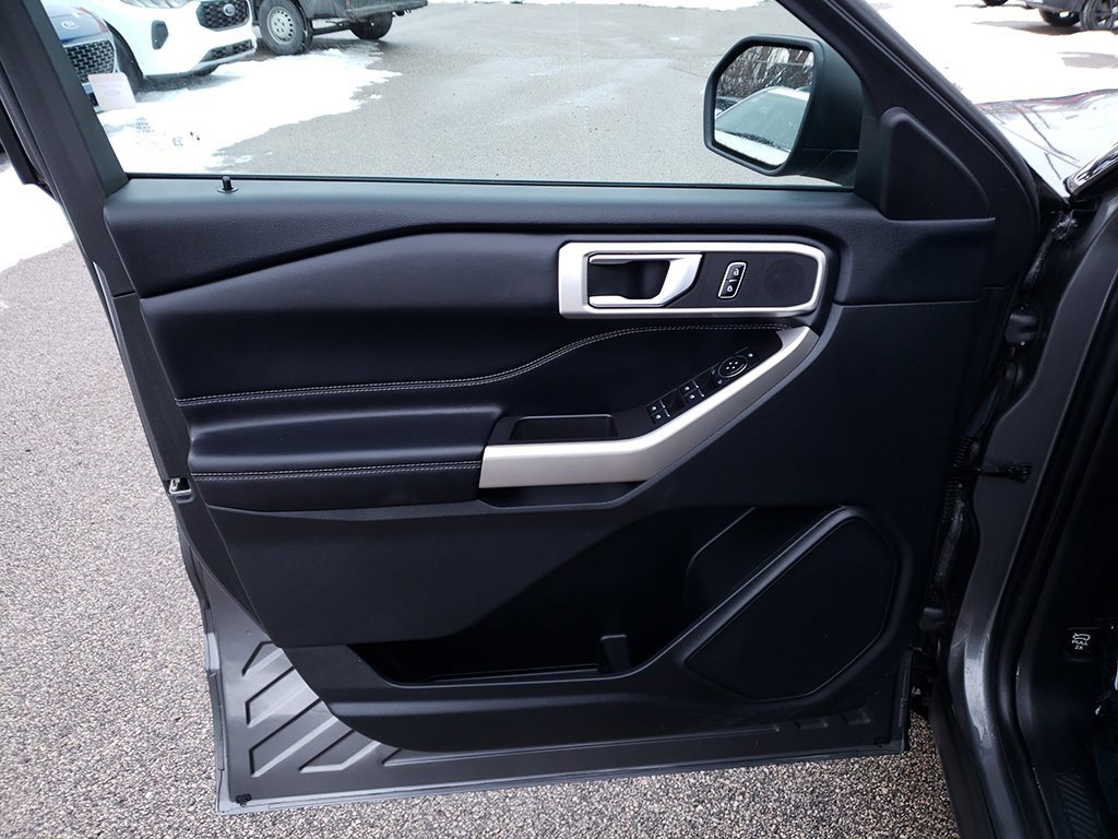 Used 2023 Ford Explorer XLT image 10