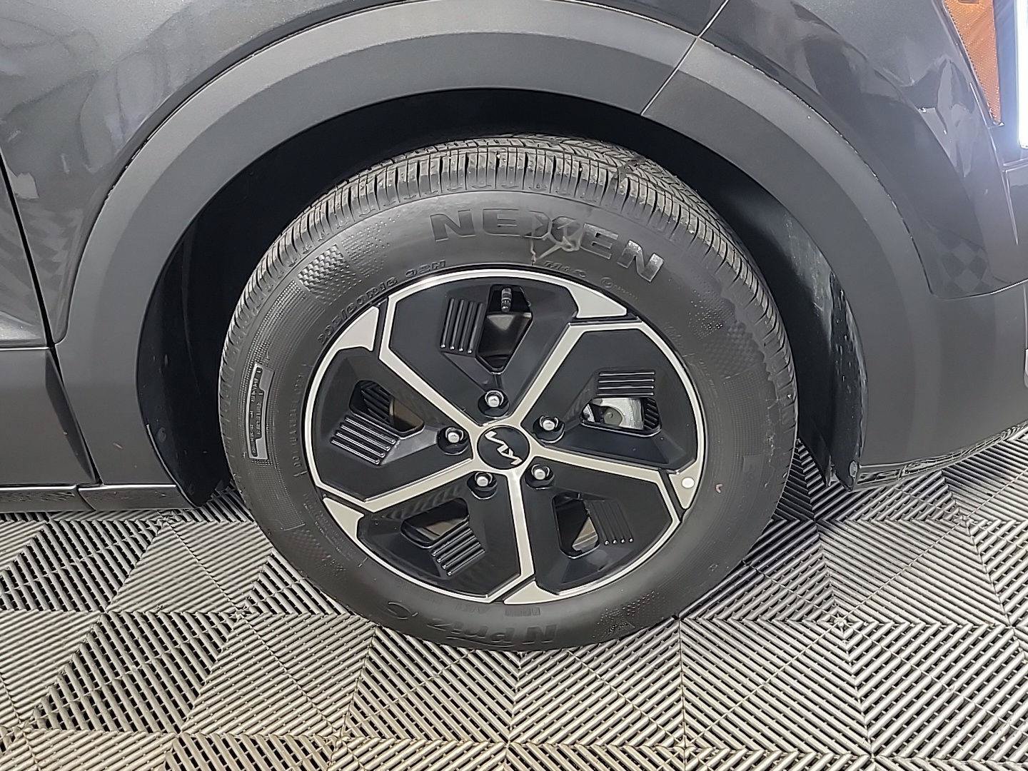 Certified 2023 Kia Niro EX FWD image 3