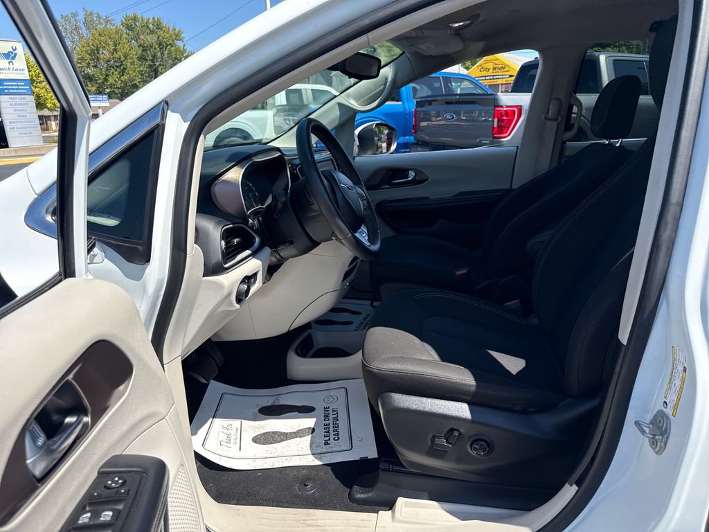 Used 2023 Chrysler Voyager LX FWD image 18