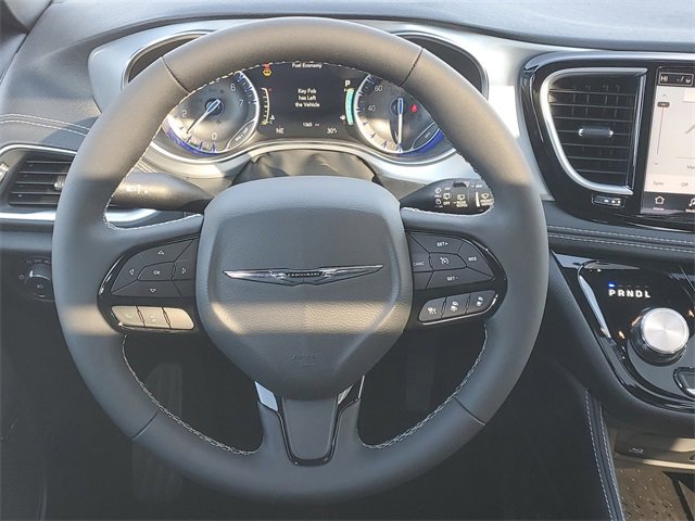 New 2026 Chrysler Pacifica Limited w/ Uconnect Theater Family Group image 45