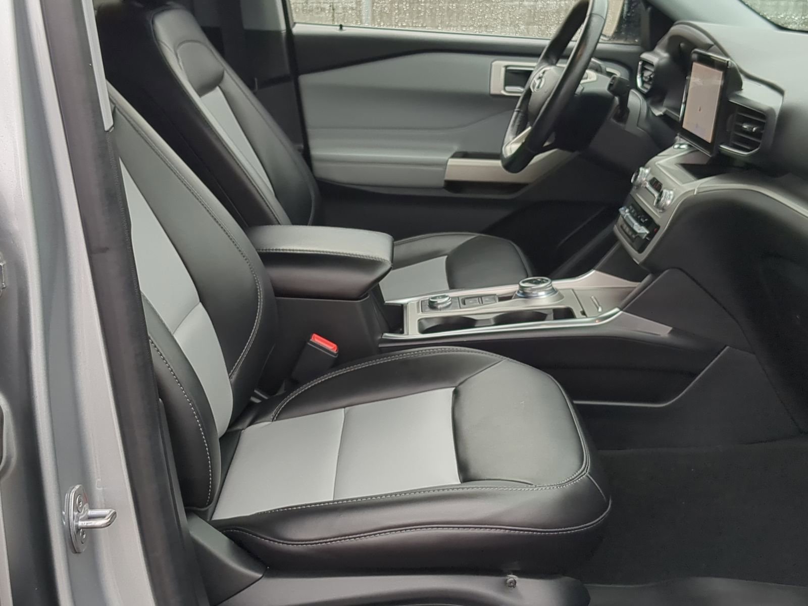 Used 2022 Ford Explorer XLT w/ Equipment Group 202A AWD/4WD image 28