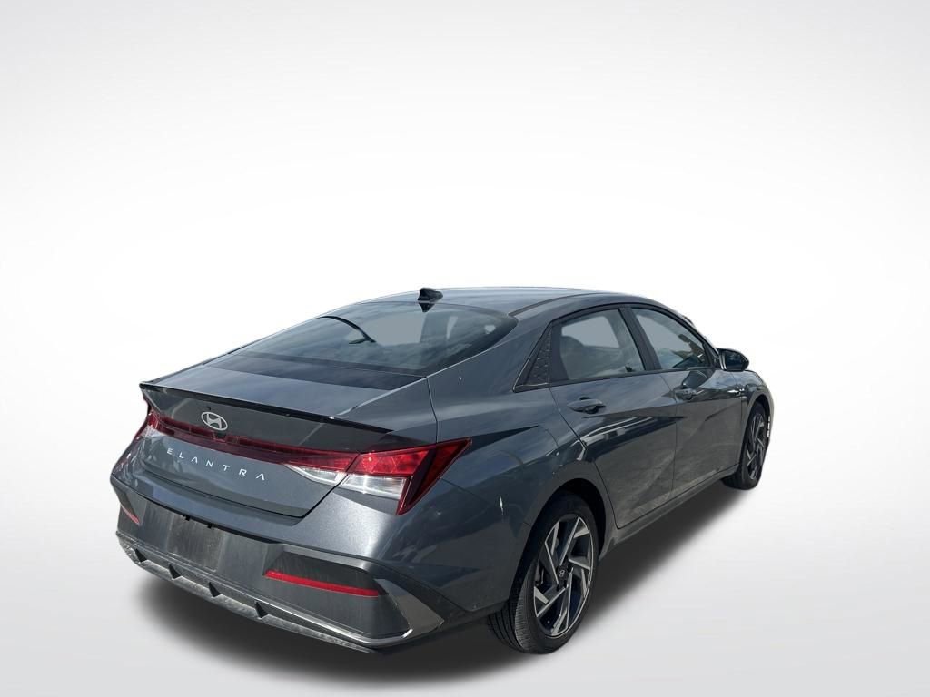 Used 2025 Hyundai Elantra Sport image 5