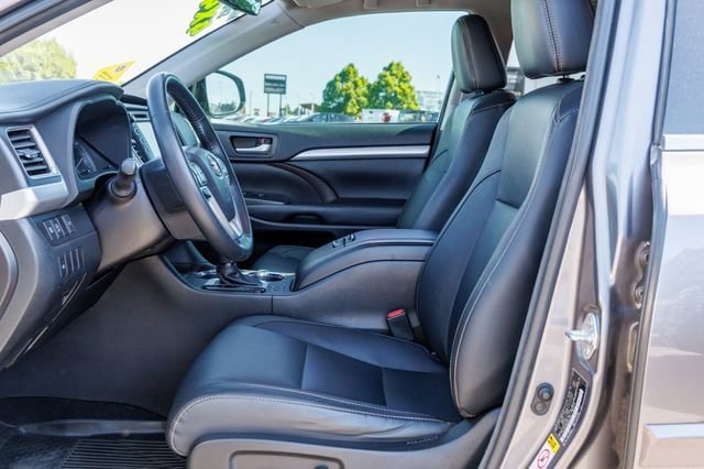 Used 2017 Toyota Highlander XLE w/ Protection Package #3 AWD/4WD image 6