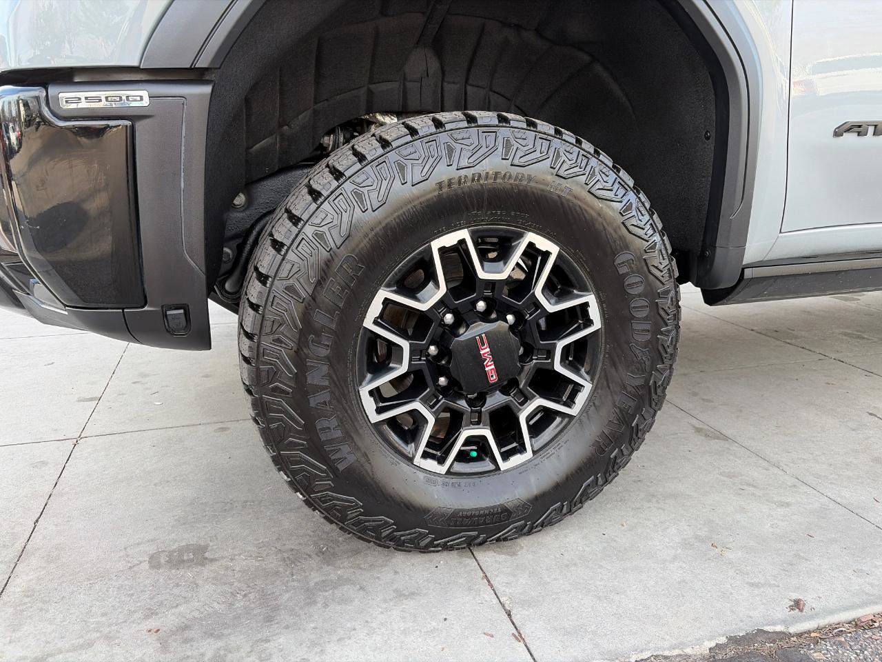 Used 2024 GMC Sierra 2500 AT4X image 28