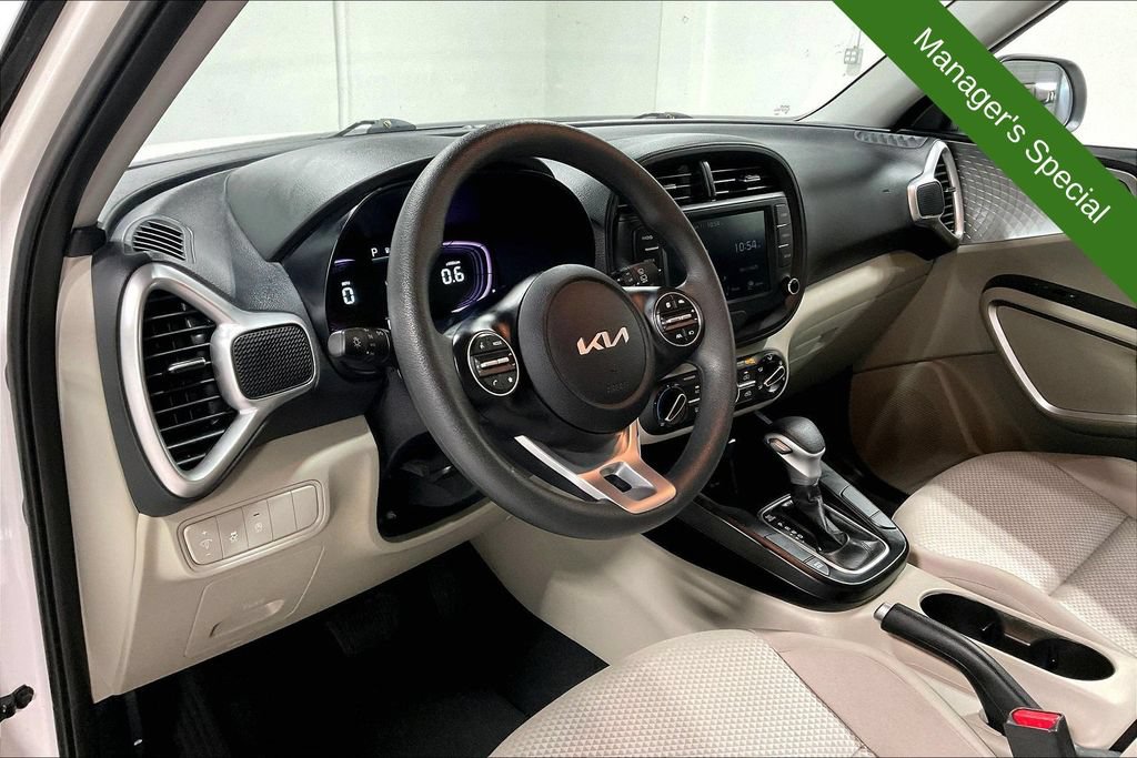 Used 2025 Kia Soul LX w/ LX Technology Package FWD image 16