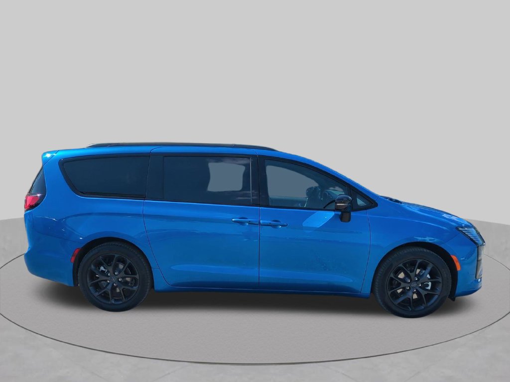 New 2027 Chrysler Pacifica Limited w/ Family Tech Group FWD image 4