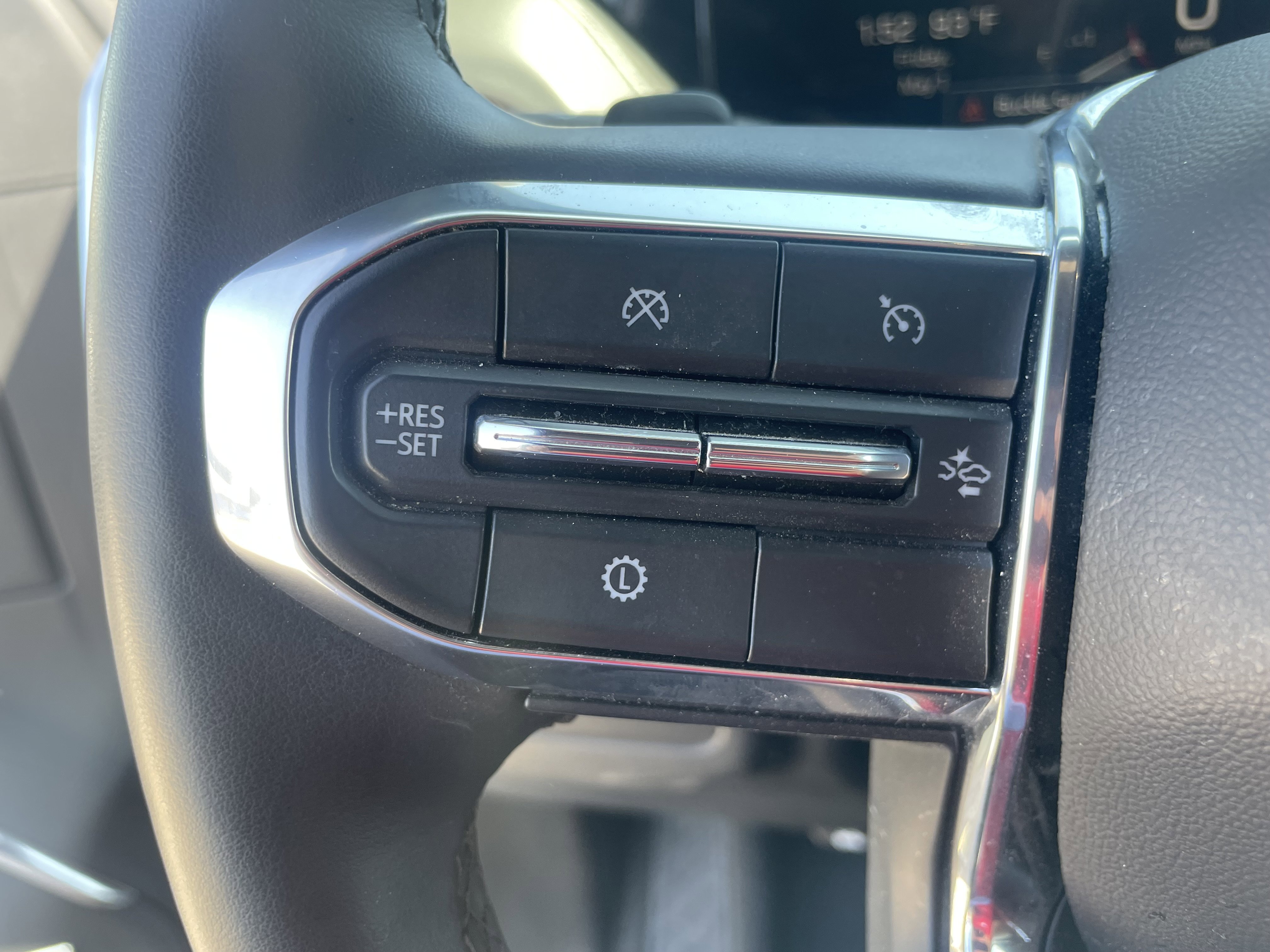 Used 2025 GMC Yukon XL Denali AWD/4WD image 16