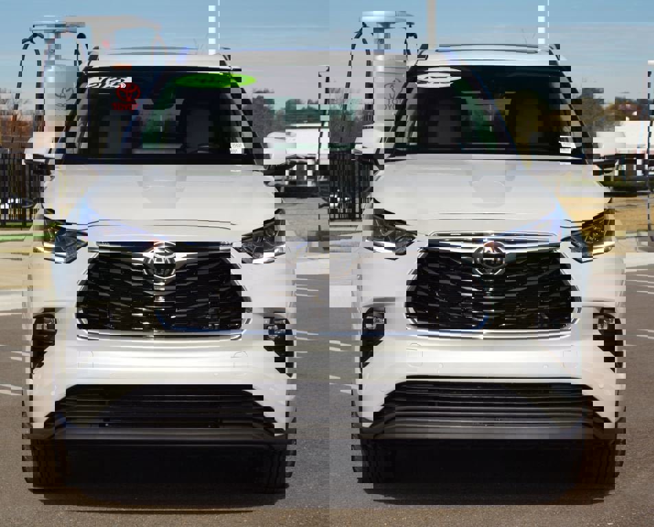 Used 2025 Toyota Highlander Limited image 26