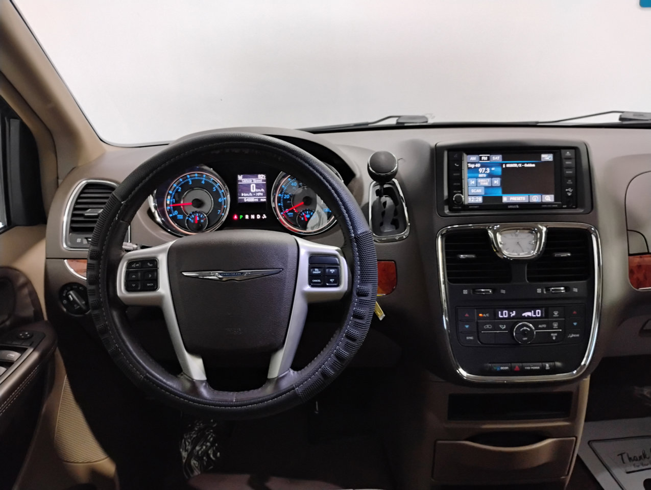 Used 2016 Chrysler Town & Country Touring image 10