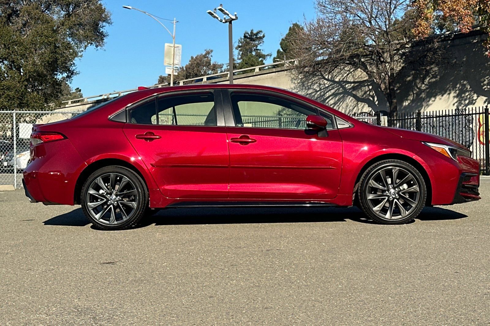 Used 2025 Toyota Corolla SE image 3