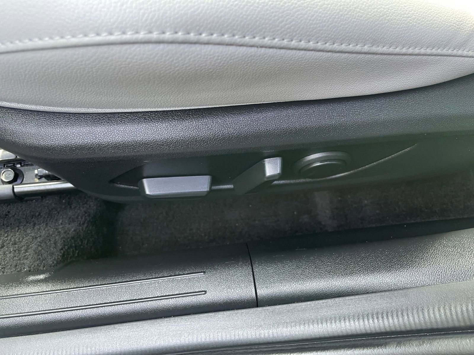 Used 2025 Hyundai Elantra Limited image 23