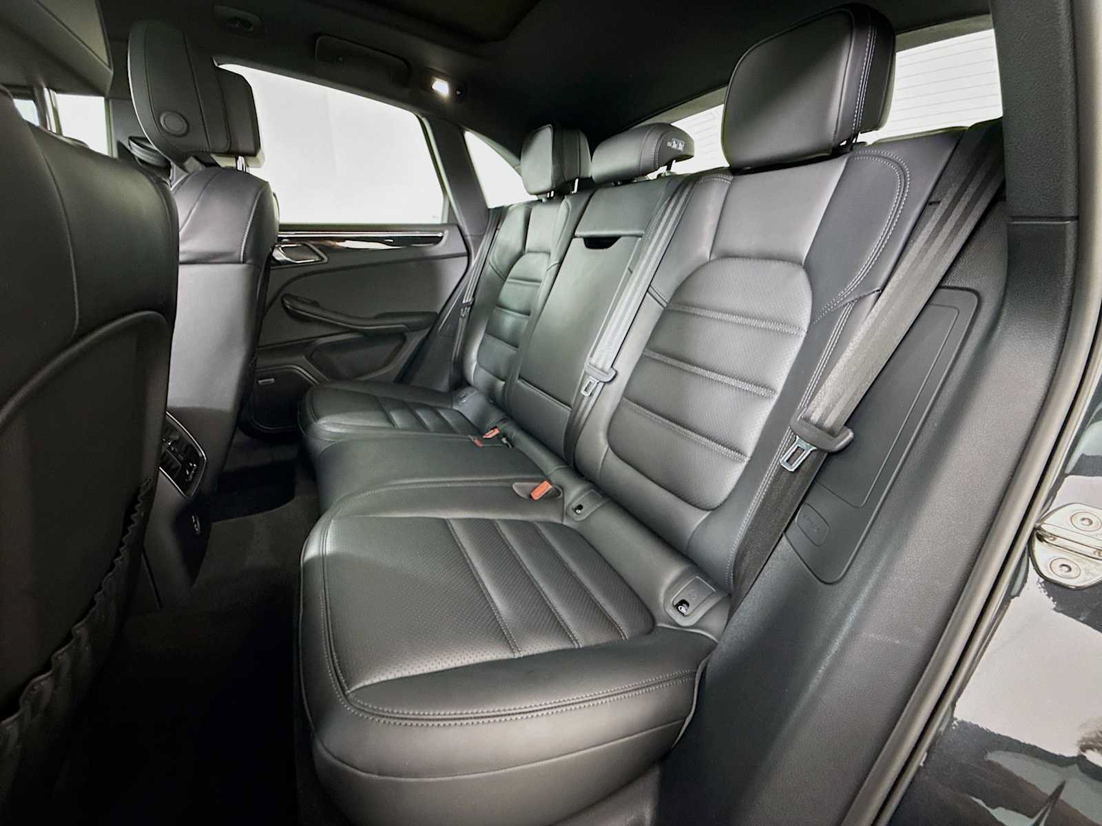 Certified 2025 Porsche Macan AWD/4WD image 22