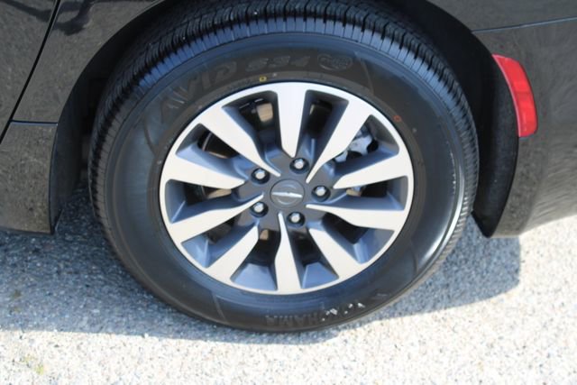 Used 2024 Chrysler Pacifica Limited FWD image 12