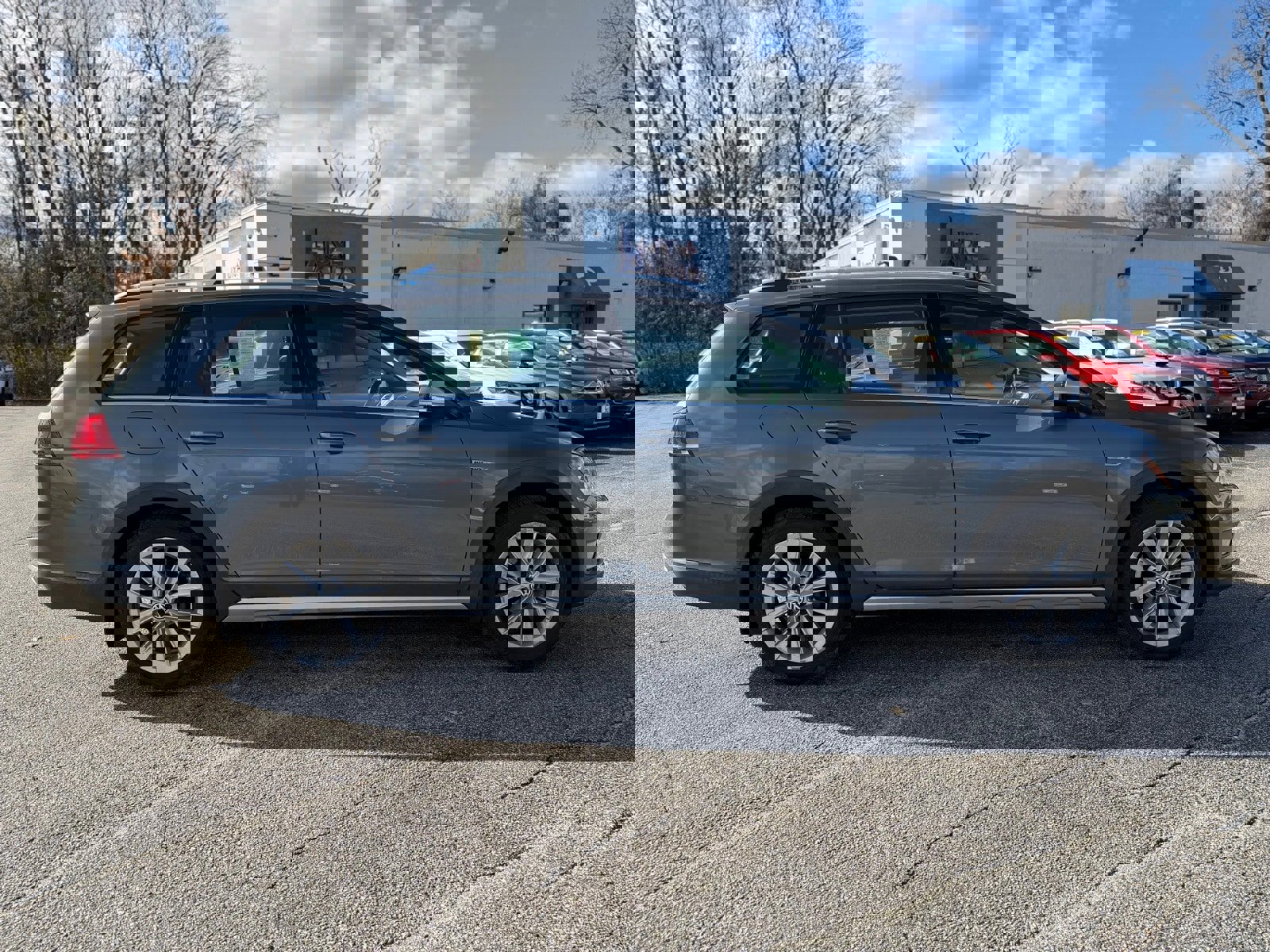 Used 2017 Volkswagen Golf Alltrack S image 2