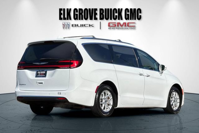 Used 2021 Chrysler Pacifica Touring-L FWD image 4