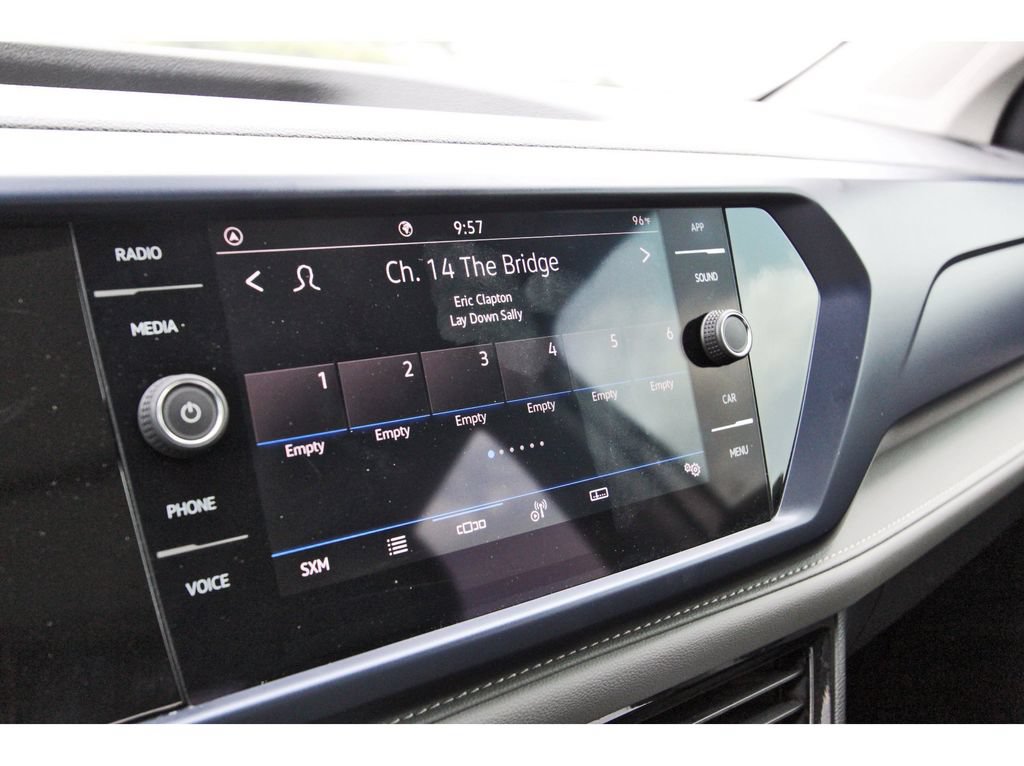 Used 2024 Volkswagen Taos SE w/ Panoramic Sunroof Package FWD image 26