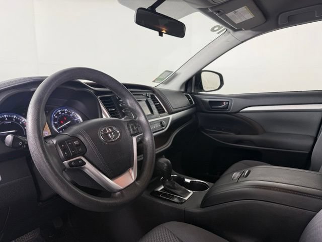 Used 2016 Toyota Highlander LE FWD image 14