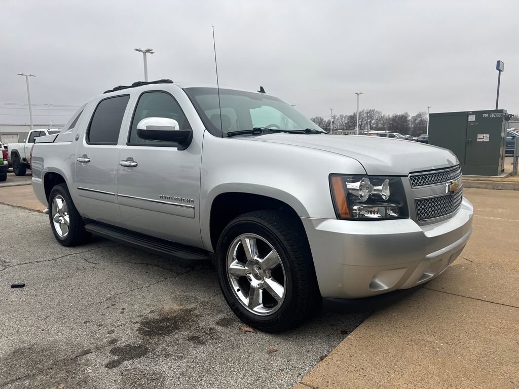 Used 2013 Chevrolet Avalanche LTZ image 2