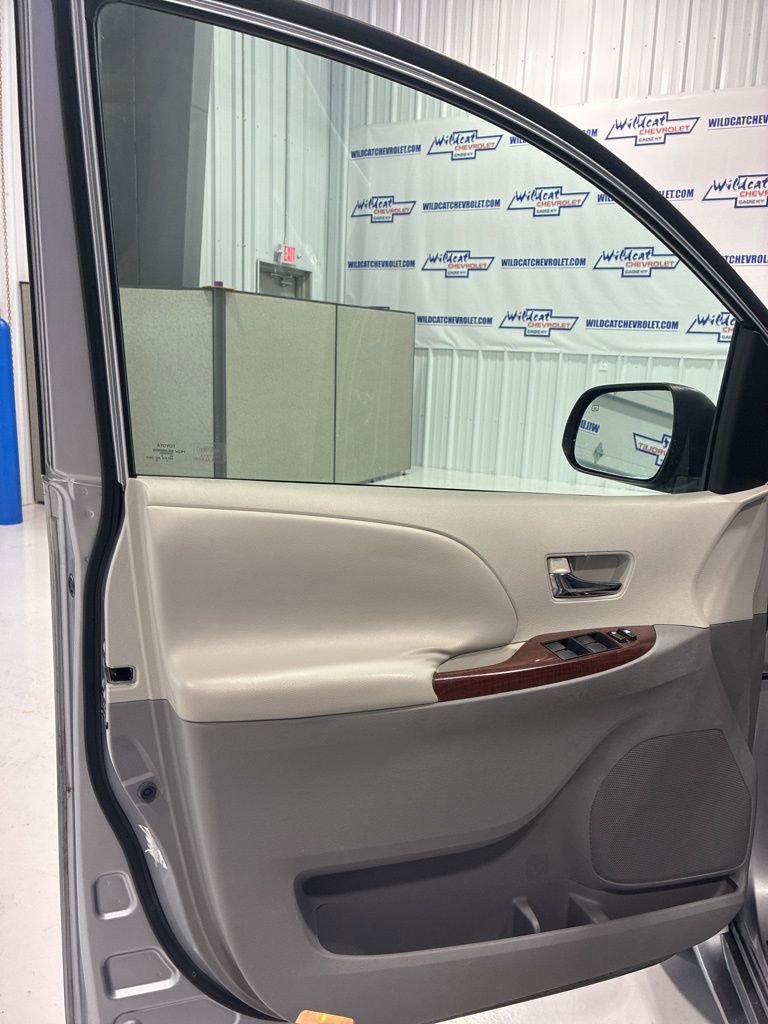 Used 2011 Toyota Sienna XLE image 13