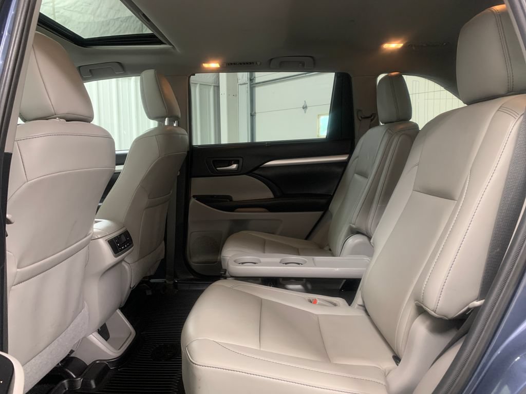 Used 2019 Toyota Highlander XLE AWD/4WD image 19