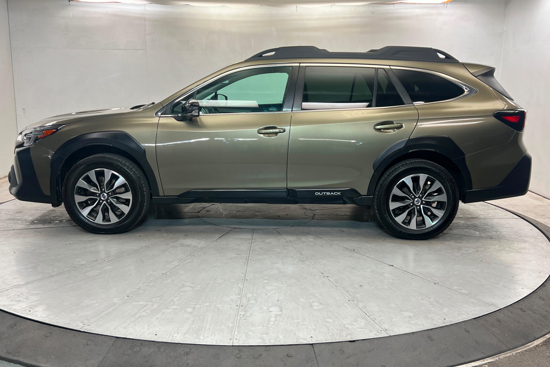Used 2024 Subaru Outback Limited XT AWD/4WD image 2
