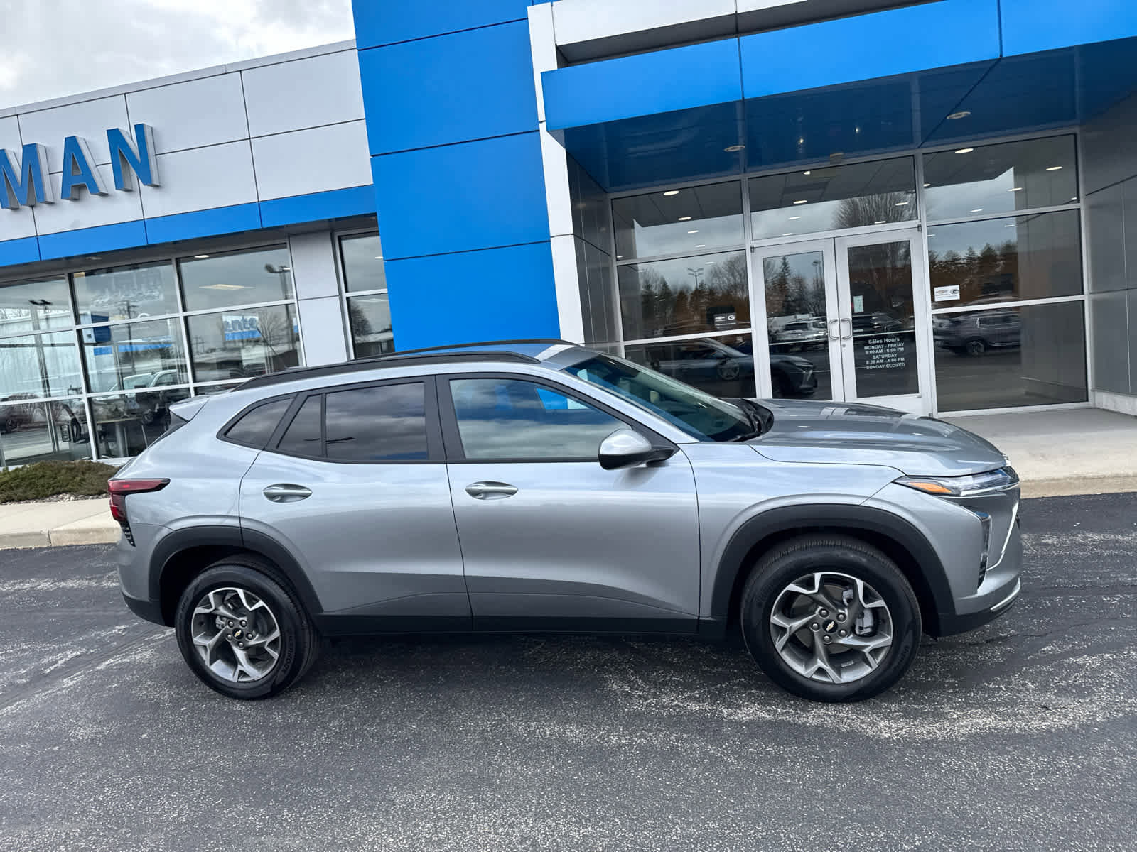 Used 2025 Chevrolet Trax LT w/ Driver Confidence Package FWD image 2
