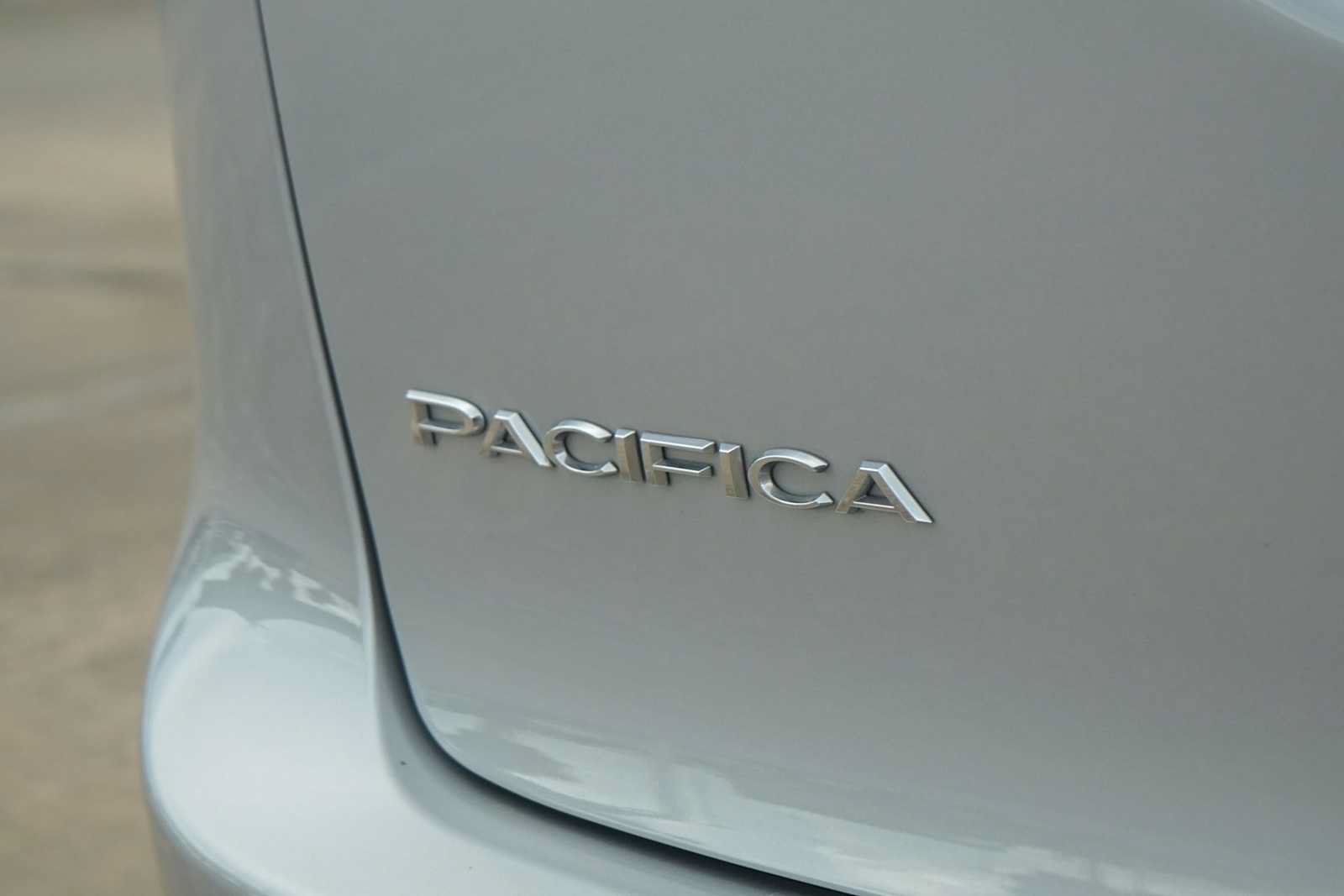 Used 2024 Chrysler Pacifica Touring-L FWD image 8