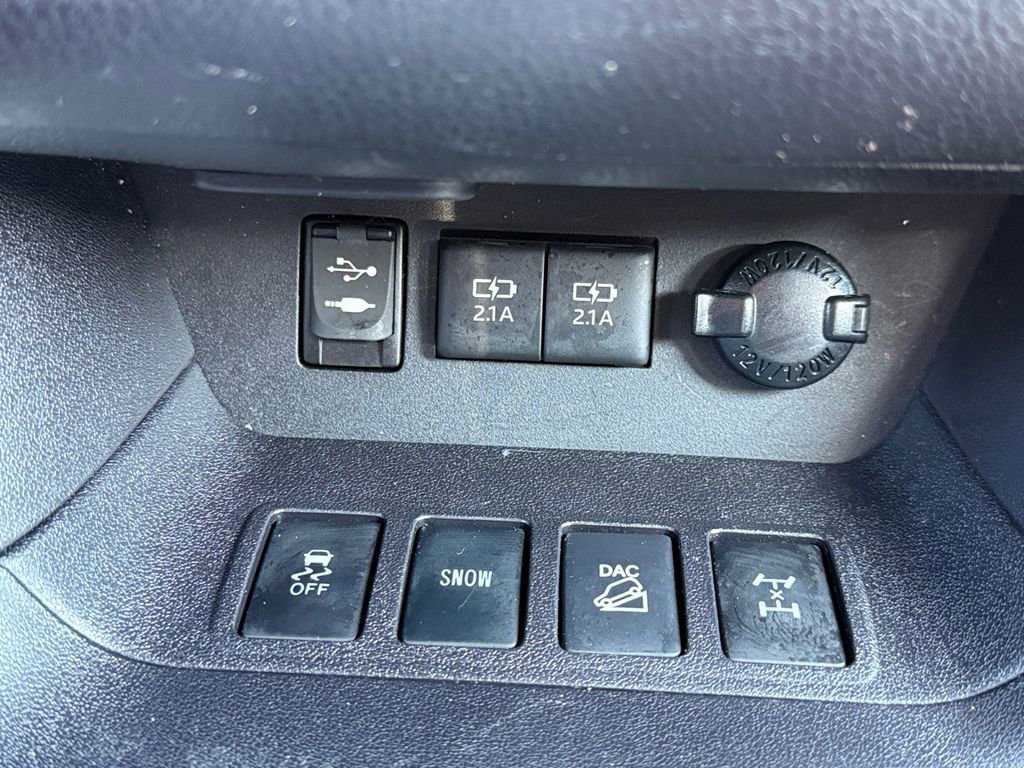 Used 2017 Toyota Highlander XLE w/ Carpet Mat Package image 18