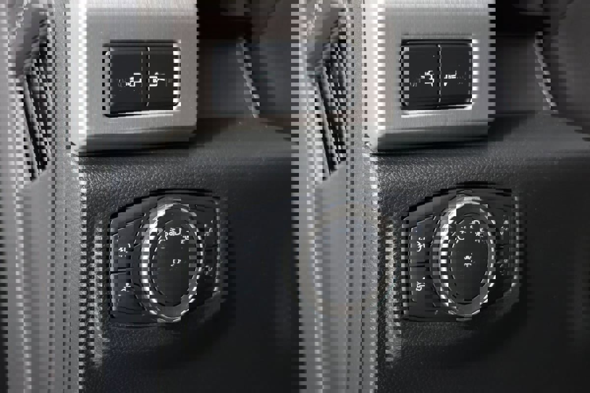 Used 2020 Ford F350 Platinum w/ FX4 Off-Road Package image 27