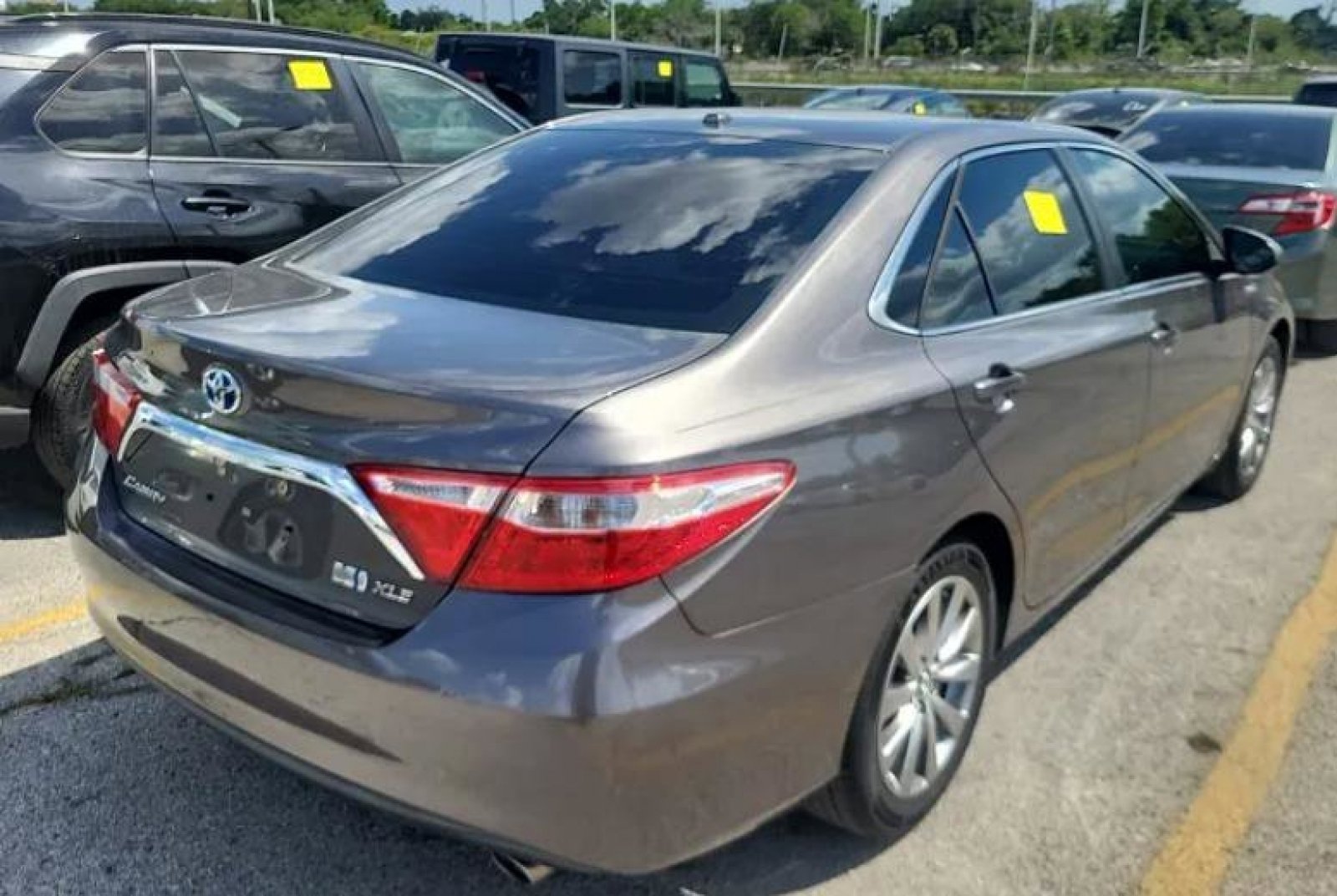 Used 2017 Toyota Camry XLE w/ Moonroof Package image 3